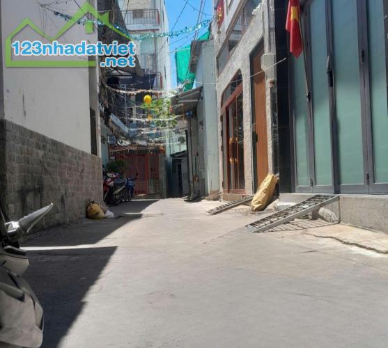 NGUYỄN CỬU VÂN BÌNH THẠNH GIÁP Q1, XE HƠI ĐỖ CỬA, 40M2, 4 TẦNG, 4PN 5WC KHÉP KÍN,6.3 ty