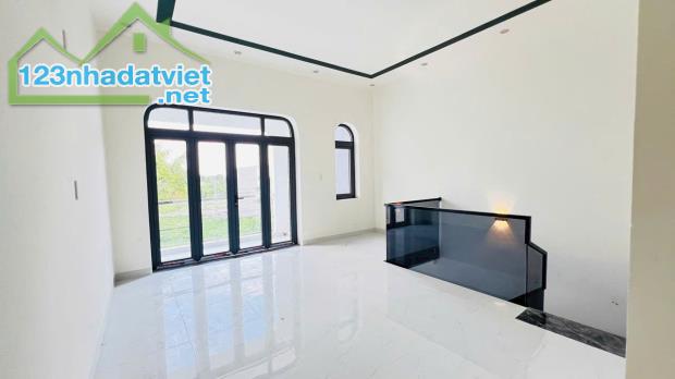 800 Triệu dọn vào ở ngay, Nhà vừa xây hoàn thiện, Ngay Đối Diện Chợ Thạnh Phú .