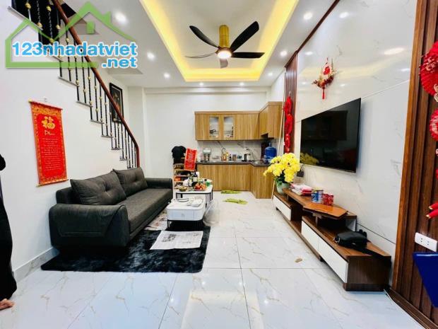 Nhà riêng sát phố, công viên, đẹp và hiếm, trung tâm quận Hai Bà Trưng, 28m2, 4 tầng, 3