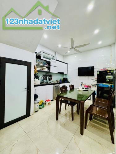 Bán gấp nhà Lô góc- Dịch Vọng - Cầu Giấy 40m2 – 4 Tầng – Giá chỉ 8 tỷ - 2