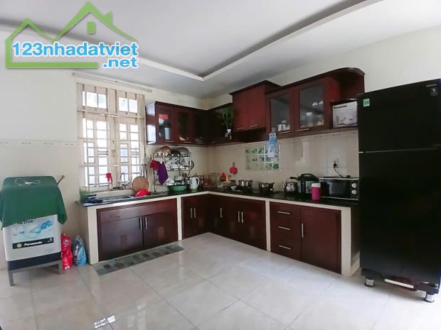 Bán nhà 2 Tầng MẶT TIỀN kinh doanh 139m2, gần chợ Dĩ An - 2