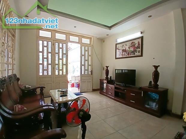 Bán nhà 2 Tầng MẶT TIỀN kinh doanh 139m2, gần chợ Dĩ An - 3