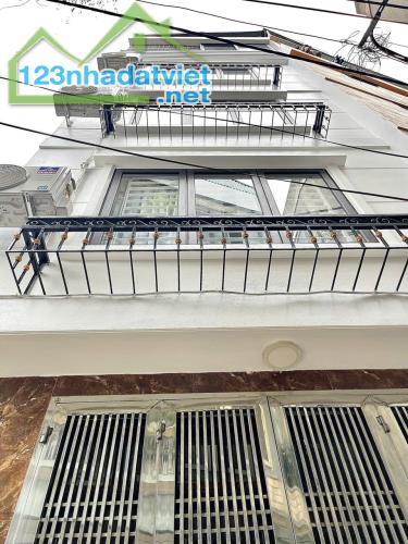 Bán nhà 5 tầng 3 ngủ cực đẹp ngõ 565 Bát Khối gần ô tô