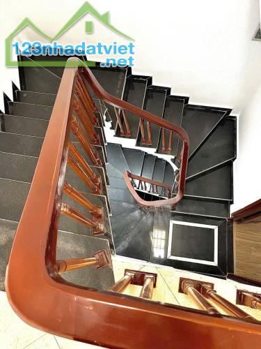 Bán nhà 5 tầng 3 ngủ cực đẹp ngõ 565 Bát Khối gần ô tô - 4
