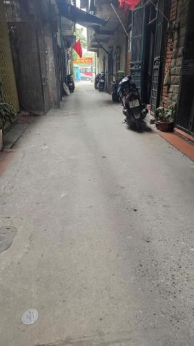 Nhà hiếm đường Giải Phóng, gần bến xe Nước Ngầm, 2 mặt ngõ trước sau, sát phố chính, dt - 1