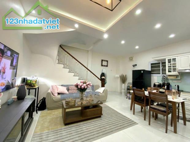 Bán nhà 4 T ngõ ô tô Nguyễ Văn Cừ, gần cầu Chương Dương DT 36m MT~ 4m giá 7,5 tỷ
