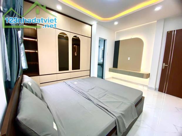 Bùi Văn Ba xe hơi 🚗cạnh nhà Q7
CÓ 6 TỶ - 3