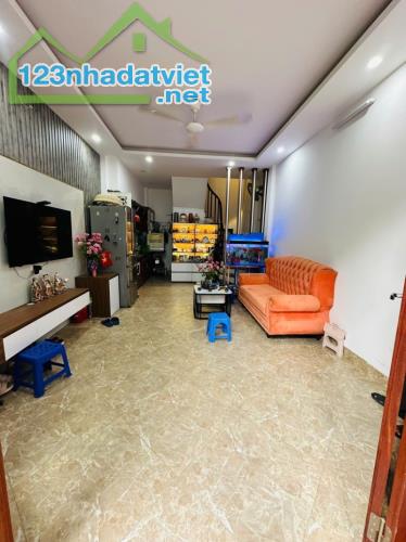 Bán nhà Trịnh Đình Cửu, Hoàng Mai. 31m2 x 6 Tầng. LÔ GÓC. Ô TÔ. 1 NHÀ RA PHỐ. Hơn 8 Tỷ.