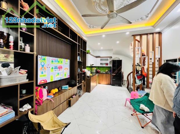 SIÊU PHẨM PHẠM VĂN ĐỒNG,BẮC TỪ LIÊM - DÂN XÂY - GẦN Ô TÔ - DT 30M2 - MT 3.5M - 5 TẦNG - GI