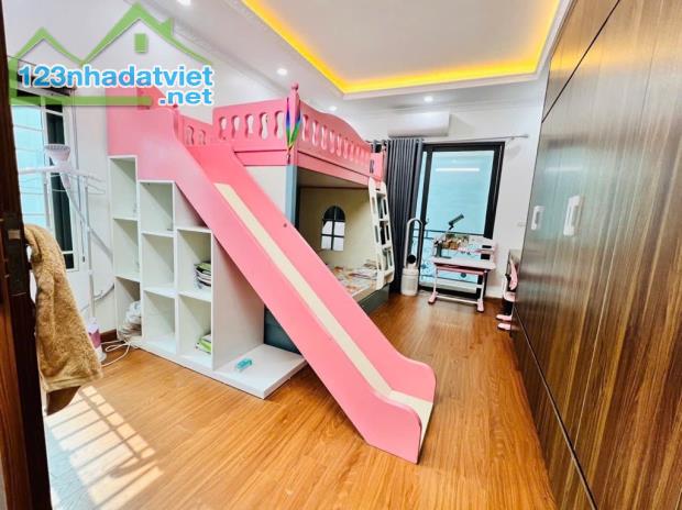 SIÊU PHẨM PHẠM VĂN ĐỒNG,BẮC TỪ LIÊM - DÂN XÂY - GẦN Ô TÔ - DT 30M2 - MT 3.5M - 5 TẦNG - GI - 2
