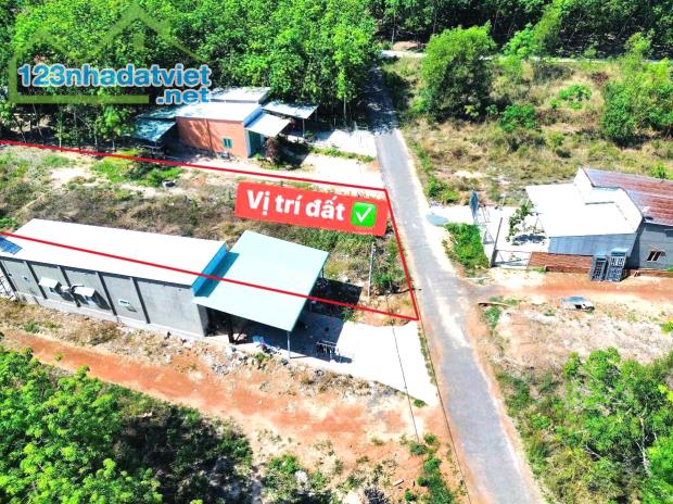 SANG GẤP GÓC 2MT 1675M2 ĐẤT Ở NGAY THỊ XÃ CÁCH CHỢ VÀO 300M TỚI DÂN ĐÔNG VỀ Ở LIỀN 190TR