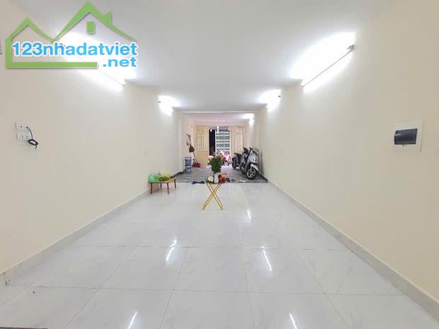 Nhà 61m2 Nghi Tàm - 5 tầng - Vị trí đắc địa 6,39 tỷ