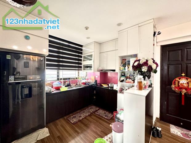 Nhỉnh 4 tỷ, 51 m2, chung cư 02 ngủ, sổ đỏ, ô tô đỗ, Nam Trung Yên, Nguyễn Chánh, Cầu Giấy,