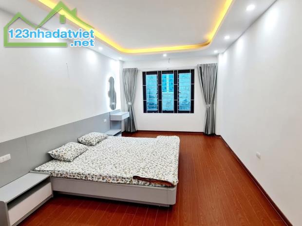 Bán nhà Thái Thịnh, ngõ thông, kinh doanh,ô tô đỗ cửa, 40m2*4T. - 2
