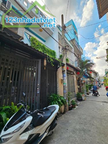 Nhà Bình Tân, giáp Tân Phú, 2 tầng, 4 x 9, giá 3.x tỷ, hẻm ô tô