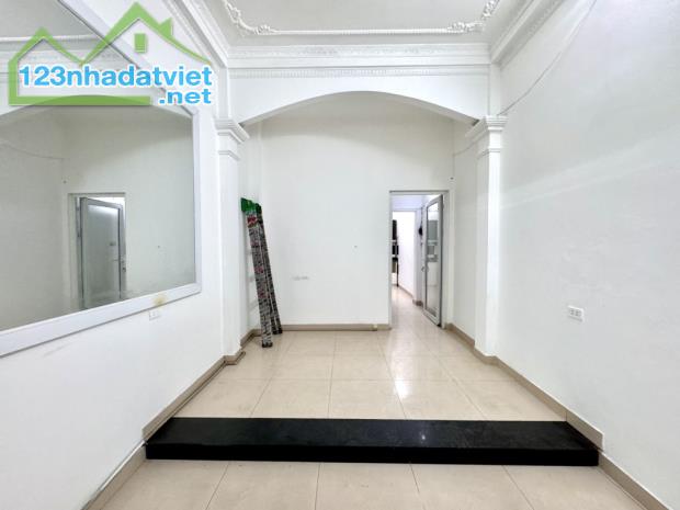 Nhà Bạch Mai 37m 4T MT3.5m -- NHÀ DÂN XÂY CHẮN CHẮN- NGÕ THÔNG, GẦN PHỐ