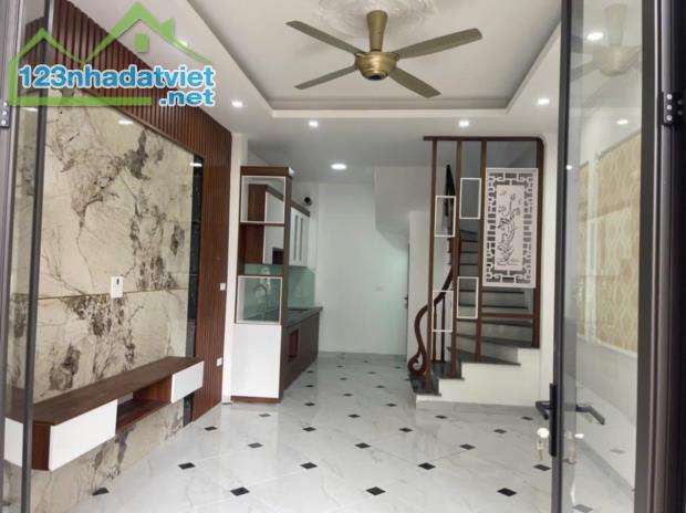 Nhà Mới-Ô Tô Đỗ Cửa-Ngõ Thông-Khu Vực Đại Mỗ-Nam Từ Liêm:  5 Tầng. Giá 5 Tỷ hơn