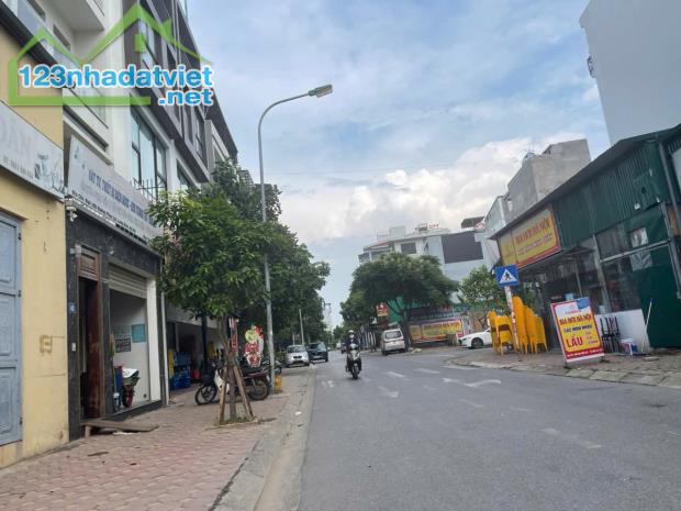 Bán 78m2 nhà 3,5 tầng dân xây mặt phố Nông Vụ, Phúc Lợi, vị trí kinh doanh, cho thuê tốt