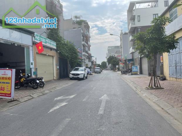 Bán 78m2 nhà 3,5 tầng dân xây mặt phố Nông Vụ, Phúc Lợi, vị trí kinh doanh, cho thuê tốt - 1