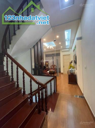 Nhà lô góc phố 19/5,  5 tầng, 7 tỷ, 1 phút đi bộ tới hồ Văn Quán