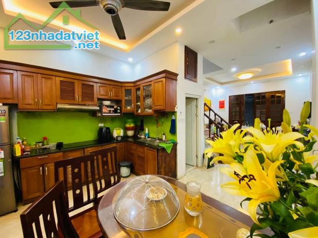 Bán nhà Hoàng Quốc Việt, Cầu Giấy, Phân lô Ô tô tránh, 41m2 x 4 tầng, giá 15,6 tỷ