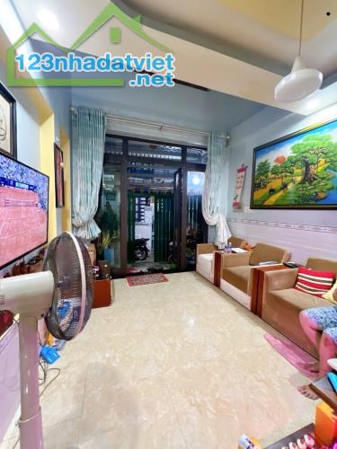 Bán gấp nhà đẹp ở ngay Lưu Hữu Phước, sát mặt tiền, 43m2, full nội thất, SHR, nhỉnh 4 tỷ.