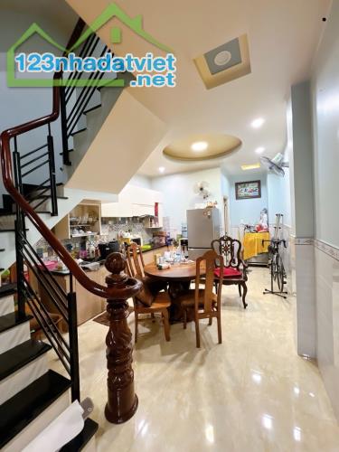 Bán gấp nhà đẹp ở ngay Lưu Hữu Phước, sát mặt tiền, 43m2, full nội thất, SHR, nhỉnh 4 tỷ. - 1