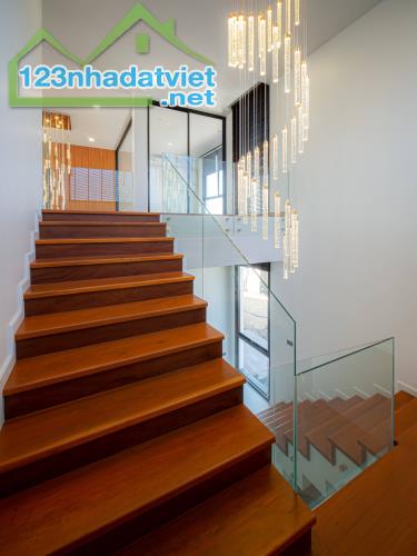 Bán Biệt thự Tây Hồ 165m² * 4 tầng, mặt tiền 11m, giá 64 tỷ, cách mặt hồ Tây chừng 50m.