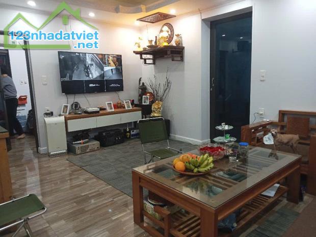 Bán căn hộ tập thể 627 Giải Phóng, 2 PN đẹp, sổ đỏ giao dịch luôn, nhỉnh 3 tỷ - 1