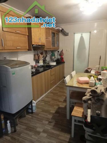 Bán căn hộ tập thể 627 Giải Phóng, 2 PN đẹp, sổ đỏ giao dịch luôn, nhỉnh 3 tỷ