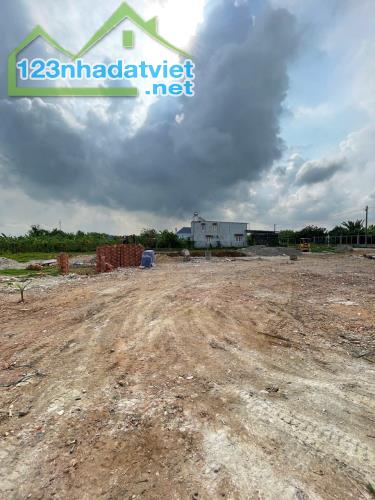 Đất nền: 950tr/ nền .Nhà Cấp 4: 1ty** - 4