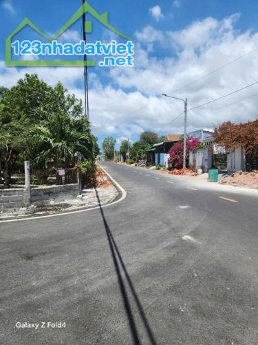 Vị trí đẹp: Nằm trong khu tái định cư Lộc An, ngay sau chợ – khu vực dân cư đông đúc, đầy - 2