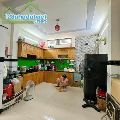 Bán gấp siêu phẩm, hẻm 8m, 3 tầng BTCT, Lê Văn Quới, chỉ 5.x tỷ, khu sầm uất, bao rẻ. - 2