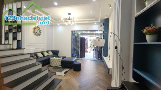 Nhà 4 tầng kiệt Hoàng Diệu. Full nội thất . Diện tích : 50m , ngang 5m