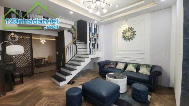 Nhà 4 tầng kiệt Hoàng Diệu. Full nội thất . Diện tích : 50m , ngang 5m - 1