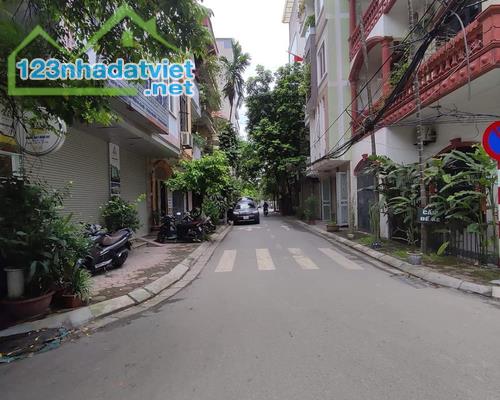 Chỉ có mình em Ngọc Lâm, Long Biên, gần phố, ô tô đỗ cổng , thang máy mới.