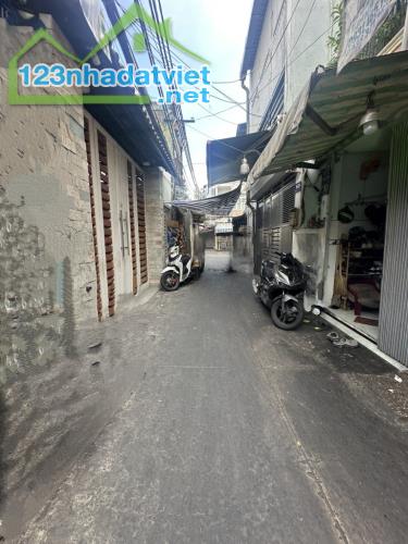 BÁN NHÀ MẶT TIỀN QUẬN 4; 18 m; 3 TẦNG; ĐƯỜNG 4 m; GIÁ 2,6 TỶ