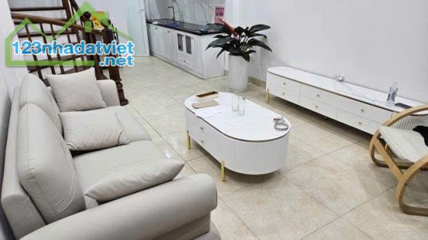 Bán gấp nhà rẻ đẹp ngõ 1194 đường Láng ngõ to gần ô tô 5T 35m MT 3.5m nở hậu full nội thất - 1