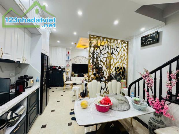 NHÀ VIP- HIẾM- HOÀNG HOA THÁM THÔNG ĐỘI CẤN (8t) - 2