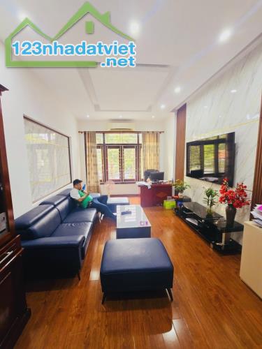 Bán nhà lô góc, khu phân lô, vỉa hè ô tô tránh phố Hoàng Quốc Việt, Cầu Giấy, 47m x 5T,