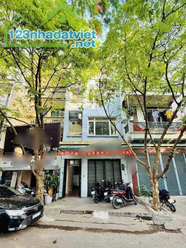 PHÂN LÔ TRUNG KÍNH - 70M2 x 5T - MT 5.2M - 36 TỶ - VÌA HÈ - Ô TÔ TRÁNH - 2 THOÁNG - KD