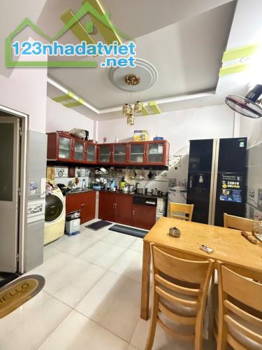 HUỲNH VĂN NGHỆ - TÂN BÌNH - NHÀ 2 TẦNG - 43 M2 - VUÔNG A4 - TẶNG NỘI THẤT - NHỈNH 3 TỶ. 🌹 - 1