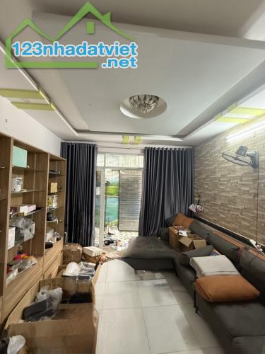 HUỲNH VĂN NGHỆ - TÂN BÌNH - NHÀ 2 TẦNG - 43 M2 - VUÔNG A4 - TẶNG NỘI THẤT - NHỈNH 3 TỶ. 🌹 - 3