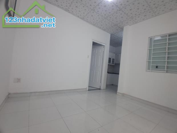 ♪ Nhà cách Hoàng Diệu 70m, 34m2, ngang 5.5m vuông, C4, sạch, 2.1 tỷ