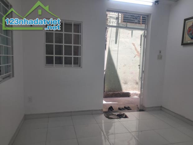 ♪ Nhà cách Hoàng Diệu 70m, 34m2, ngang 5.5m vuông, C4, sạch, 2.1 tỷ - 3