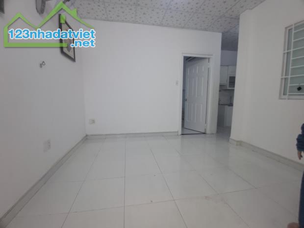 ♪ Nhà cách Hoàng Diệu 70m, 34m2, ngang 5.5m vuông, C4, sạch, 2.1 tỷ - 4