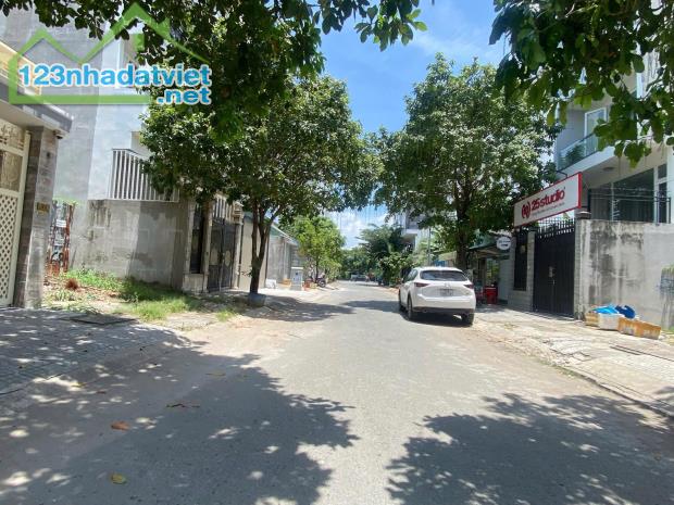 bán nhà MT  đường số 9, An Phú Vista
- Diện tích: 175,5m2
- Kết cấu: C4
- Hướng: tây