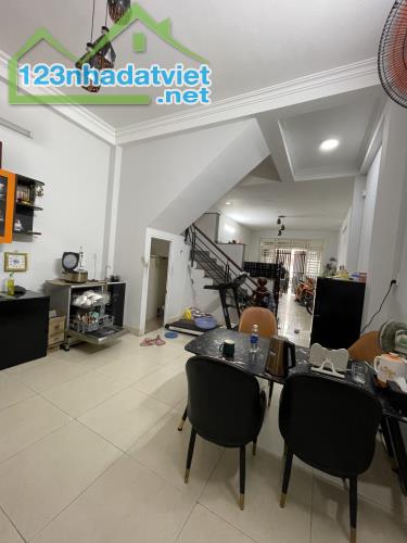 Bán nhà 69m2, HXH, PHẠM ĐĂNG GIẢNG, Bình Tân, 3 tầng, 3 PN, giá 6.6 tỷ còn thương lượng.