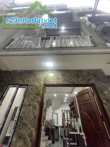 Chủ cần tiền nên bán gấp nhà phố ngọc Thuỵ, oto cách vài bước, ngõ nông,an sinh đỉnh