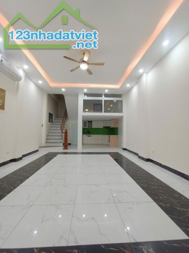 Bán nhà Kim Giang, Hoàng Mai. 52m2 x 4 Tầng. MT 5m. LÔ GÓC. NGÕ THÔNG. Ô TÔ. Hơn 11 Tỷ.